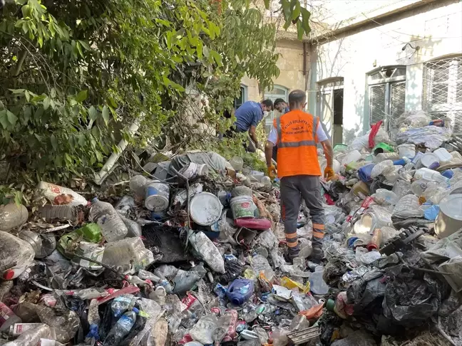 Kilis'te yalnız yaşayan kişi, çöple doldurduğu evinde ölü bulundu