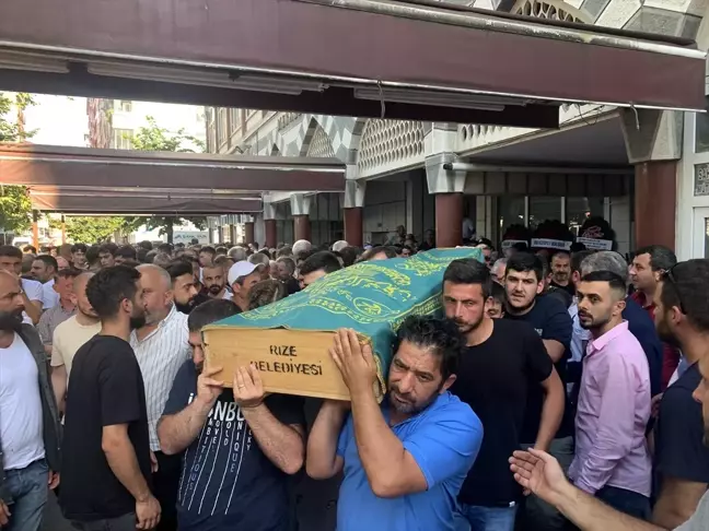 Rize'de bıçaklı kavgada hayatını kaybeden Sedat Semavi Sarı toprağa verildi
