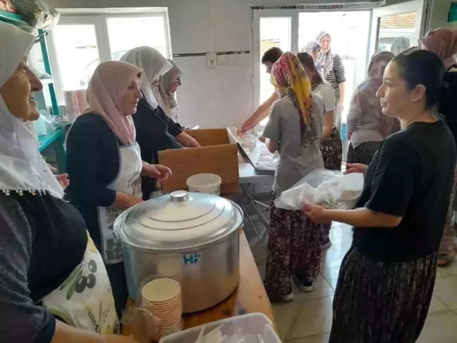 Bilecik'te Köy Kadınlarından Birlik ve Beraberlik Örneği: 2 Bin Kişilik Aşure Dağıtıldı