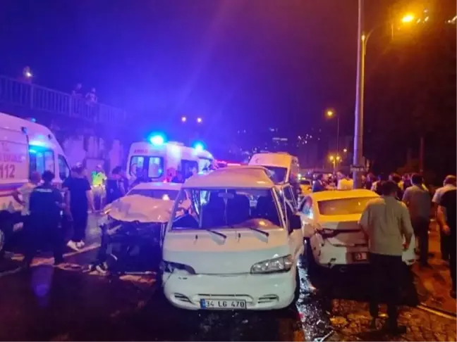 Rize'de minibüs ile 2 otomobilin karıştığı kazada 8 kişi yaralandı