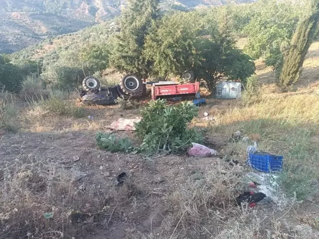 Aydın'da traktör devrildi: Sürücü hayatını kaybetti, eşi ve kızı yaralandı