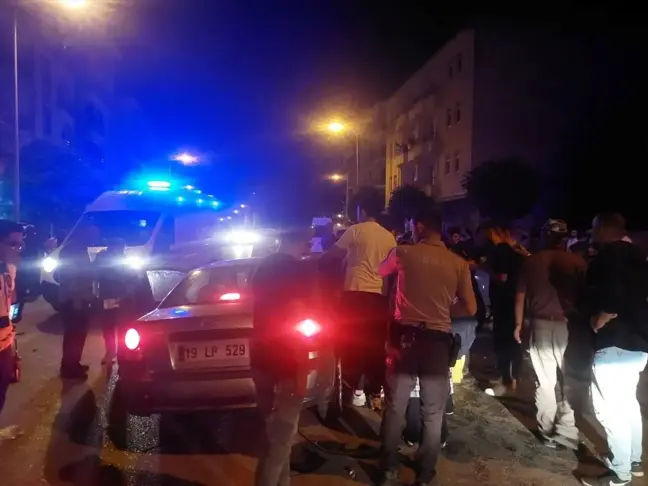 Çorum'un Alaca ilçesinde 2 otomobilin çarpıştığı trafik kazası güvenlik kamerasına yansıdı