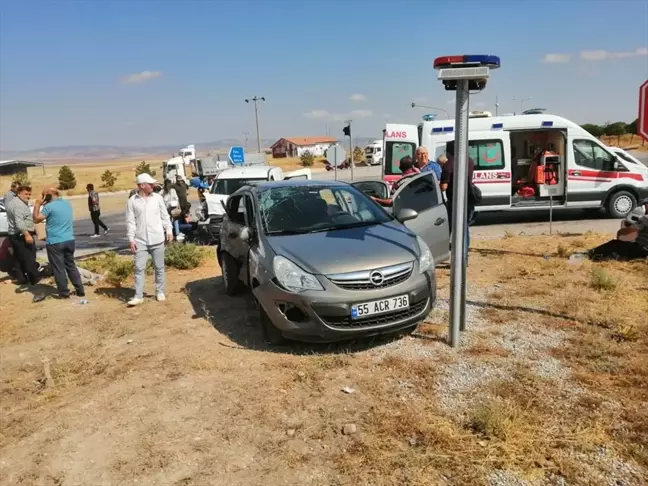Kırıkkale'de Otomobil ile Hafif Ticari Araç Çarpıştı: 5 Yaralı