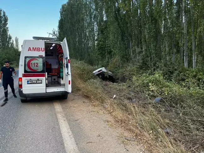 Malatya'da Otomobil Şarampole Devrildi: 2 Yaralı