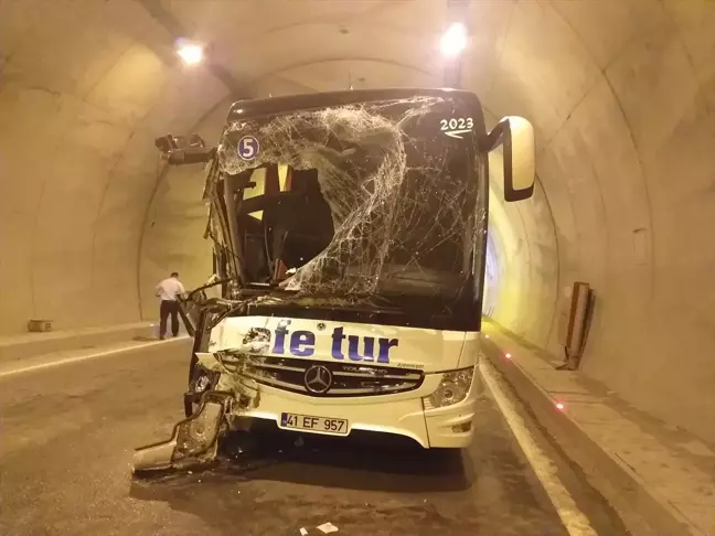 Zonguldak'ta otobüs ile kamyonet çarpıştı: 3 yaralı