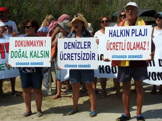 Çeşme'de Sahillerin Ücretli Hale Getirilmesine Havlu Protestosu