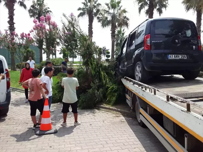 Darıca'da ağaca çarpan araç sürücüsü yaralandı
