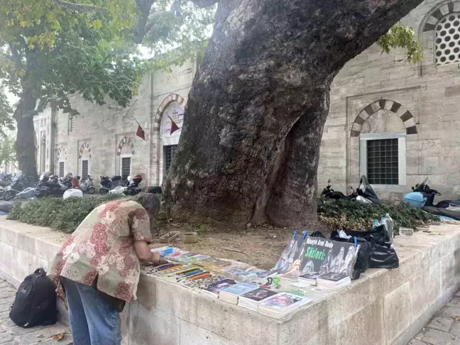 Beyazıt Meydanı'nın çınarı Hüseyin Avni dede: 58 yıldır adının verildiği ağacın altında