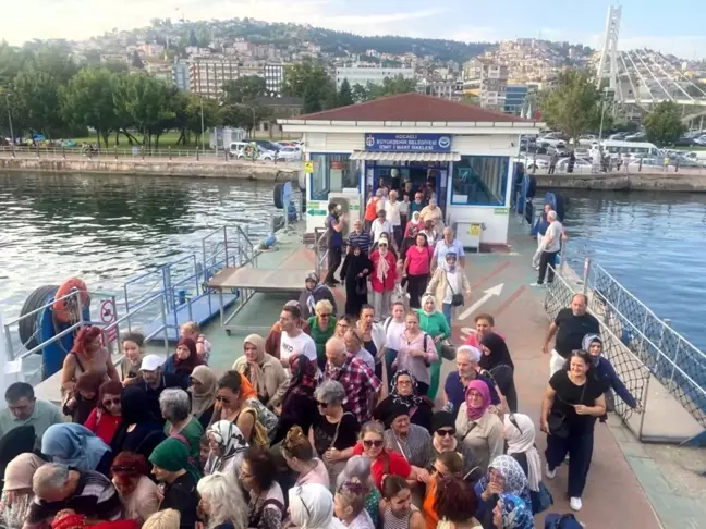 Huzurevi ve yaşlı bakımevleri sakinleri İzmit Körfezi'nde muhteşem bir akşam geçirdi
