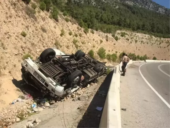 Çorum'da kablo yüklü kamyon devrildi: 1 ölü