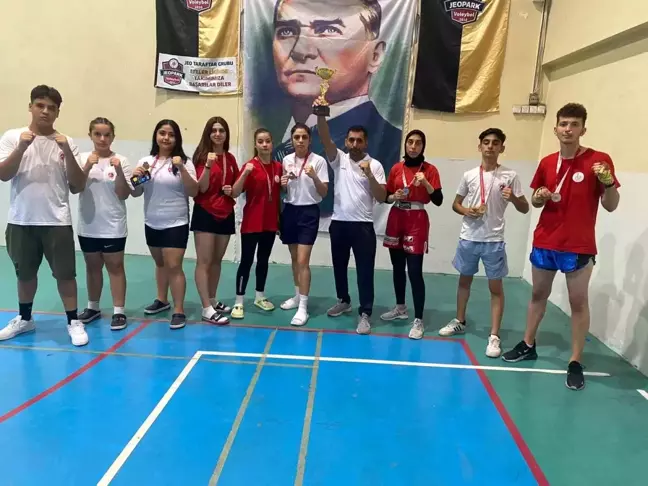 Bayraklı Belediyesi Kick Boks Şampiyonası'ndan 7 madalya ile döndü