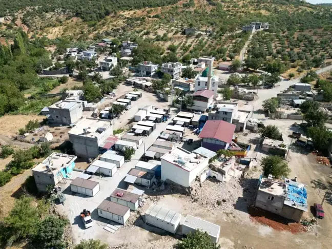 Kilis'teki depremzedeler çiçeklerle zaman geçiriyor