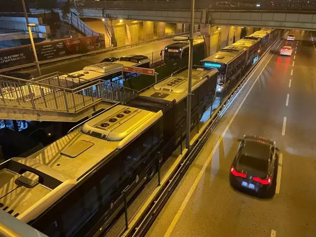 Üsküdar'da Metrobüs Arızası Nedeniyle Trafik Yoğunluğu Oluştu