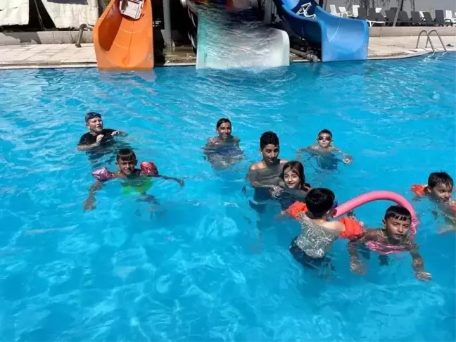 İnhisar Belediye Başkanı Mehmet Kepez, Kur'an kursuna devam eden öğrencilere yüzme havuzunda ikramlarda bulundu