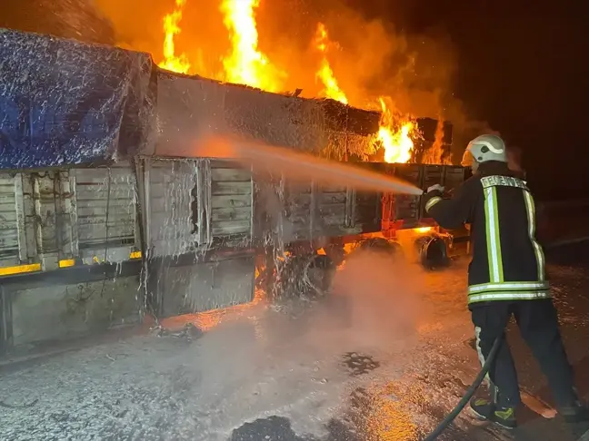 Mersin'de seyir halindeki tır tekerleklerinden alev aldı