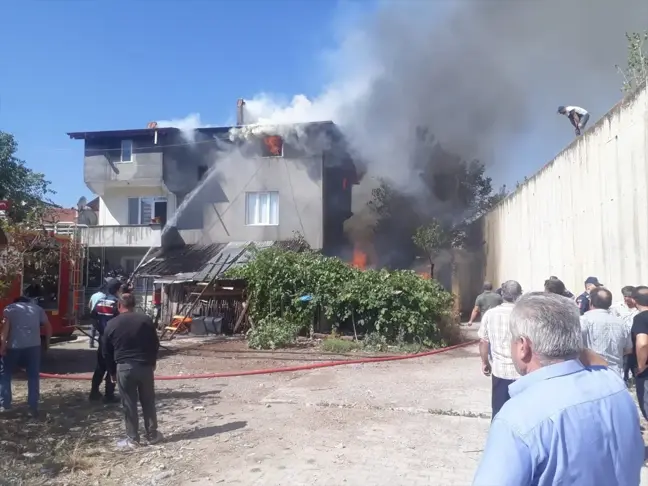 Kastamonu'da çıkan yangında bina ve odunluk hasar gördü
