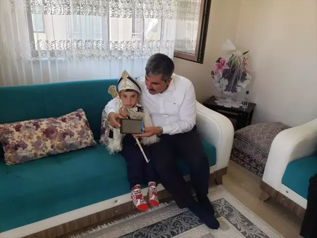 Muş Belediye Başkanı Feyat Asya, depremden kurtarılan çocuğun kirvesi oldu