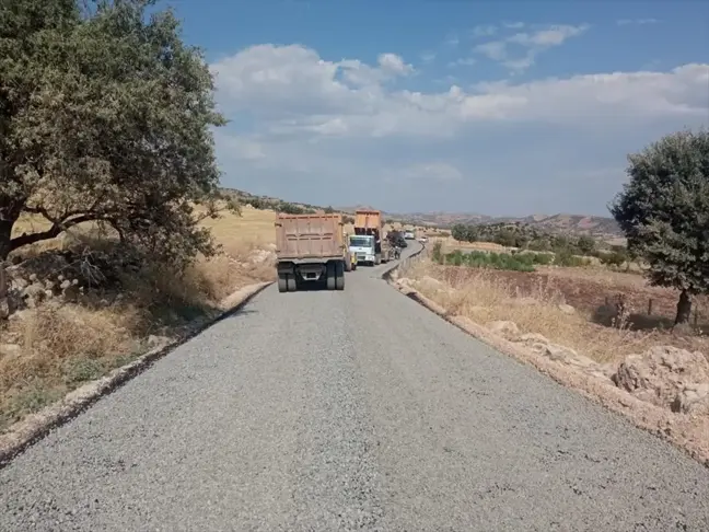 Diyarbakır Büyükşehir Belediyesi Kırsal Mahallelerde Yol Yapım Çalışmalarına Devam Ediyor