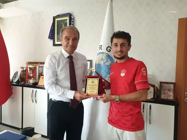 Arguvan Belediye Başkanı Mehmet Kızıldaş, Milli Atlet Salih Korkmaz'ı Makamında Ağırladı