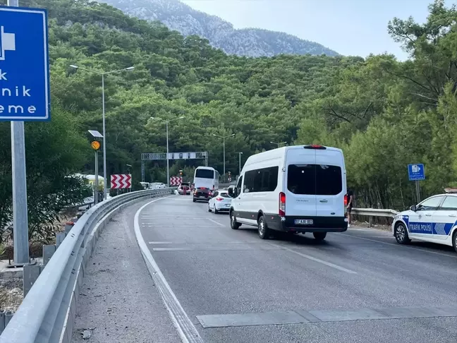 Antalya Kemer'de Tünelde Zincirleme Kaza: 14 Araç Karıştı