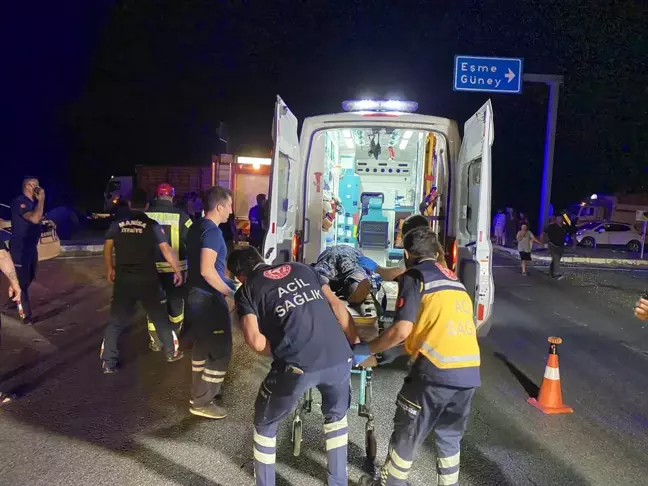 Manisa'da canlı tavuk yüklü tıra otomobil çarptı: 5 yaralı