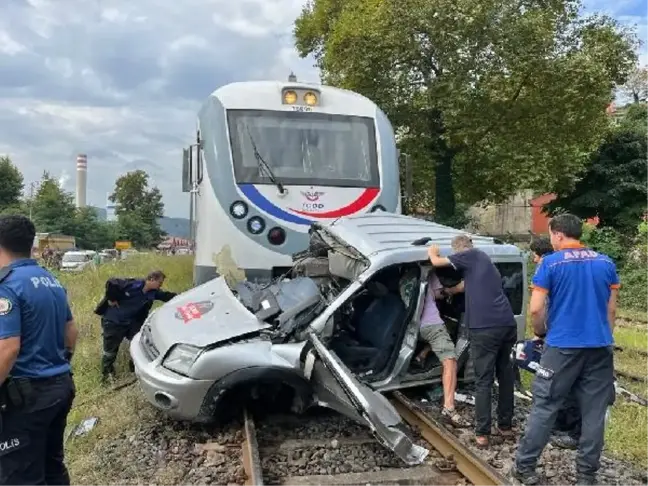 Zonguldak'ta tren kazası: Hafif ticari araç çarptı, sürücü ağır yaralandı