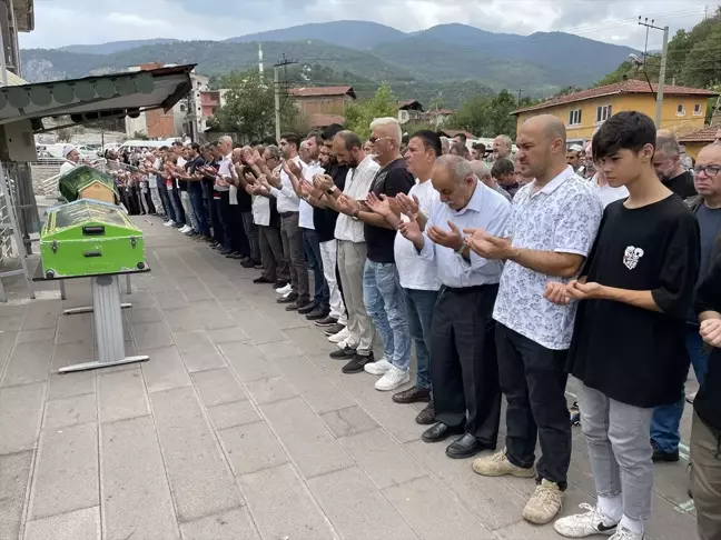 Eşinin av tüfeği ile öldürdüğü kadın ve annesi toprağa verildi