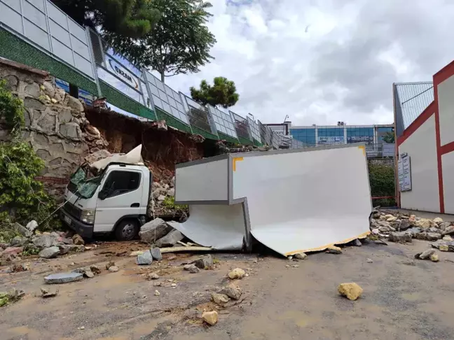 İstanbul'da sel felaketinde istinat duvarı kamyonetin üzerine çöktü