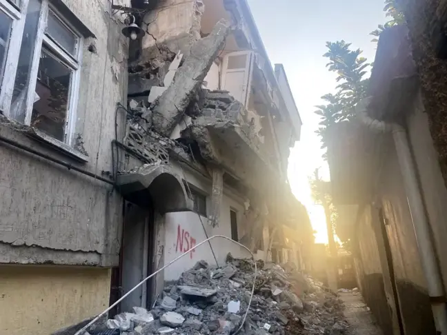 Kahramanmaraş'ta Ağır Hasarlı Ev Mahallelileri Korkutuyor