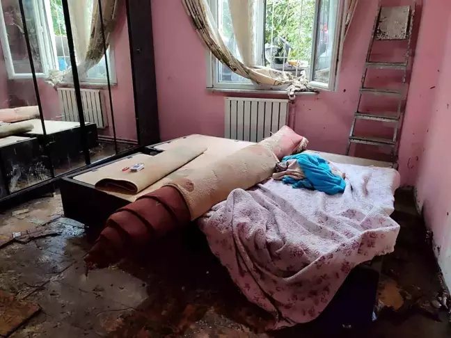 Küçükçekmece'de Sel Felaketinden Etkilenen Vatandaşların Yaraları Sarılıyor