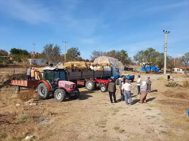 Çanakkale'deki yangında zarar gören üreticilere saman yardımı yapıldı