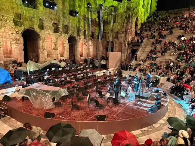 Zülfü Livaneli ve Maria Faranduri Atina'da birlikte sahne aldı
