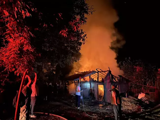 Düzce'de samanlıkta çıkan yangını itfaiye söndürdü