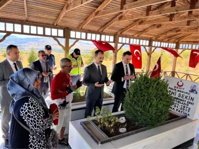 Fethi Sekin'in şehit olduğu İzmir'den aldığı bayrağı, bin 500 kilometre bisiklet sürerek kabrine ulaştırdı