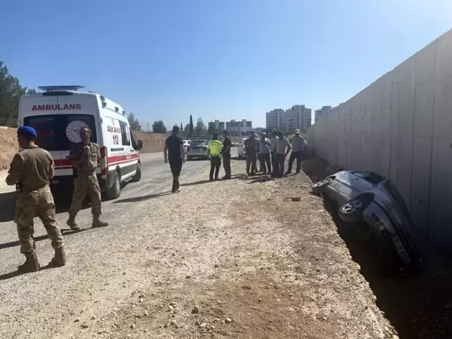 Adıyaman'da Otomobil İstinat Duvarına Çarptı: Sürücü Yaralandı