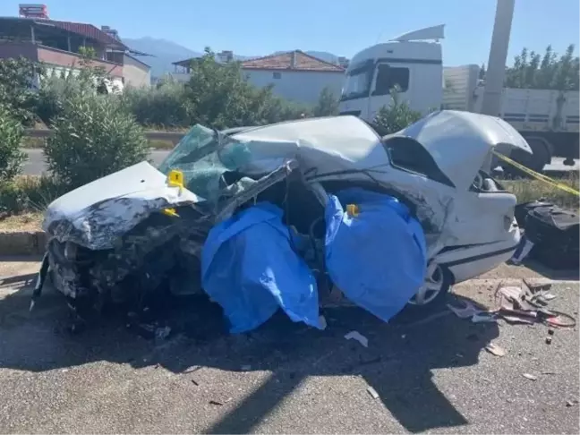 Salihli'de otomobil TIR'a çarptı: 2 ölü, 1 yaralı