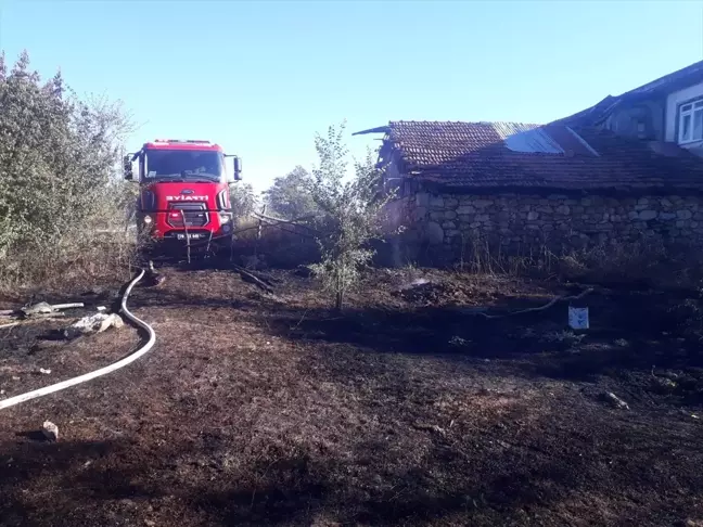 Eflani'de evin arka kısmına dökülen kül yangına neden oldu