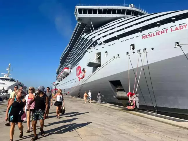 Bodrum'a 2 Bin 300 Yolcu Getiren Dev Kruvaziyer