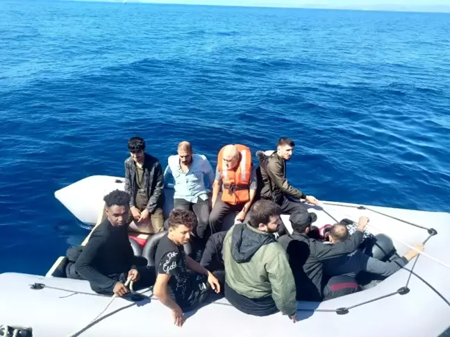 Ayvalık'ta 13 düzensiz göçmen kurtarıldı