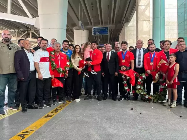 Dünya Güreş Şampiyonalarında Madalya Kazanan Sporcular Ankara'da Karşılandı