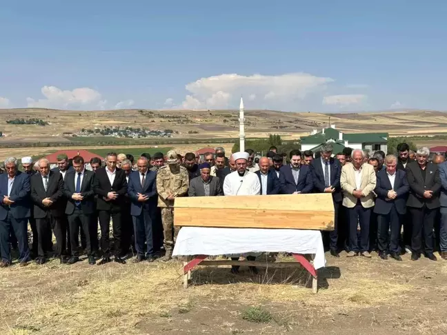 Eski Ağrı Belediye Başkanı Savcı Sayan'ın annesi Vesile Sayan son yolculuğuna uğurlandı