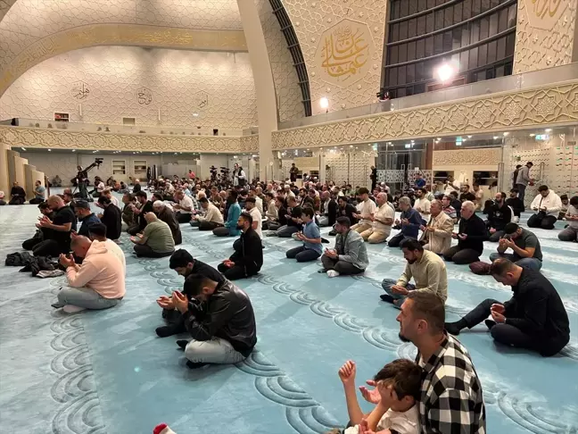 Almanya'daki camilerde Mevlit Kandili dualarla idrak edildi