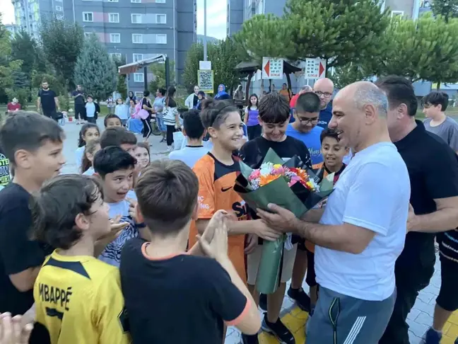 Körfez Belediye Başkanı Şener Söğüt, Çocuklarla Voleybol Maçı Yaptı
