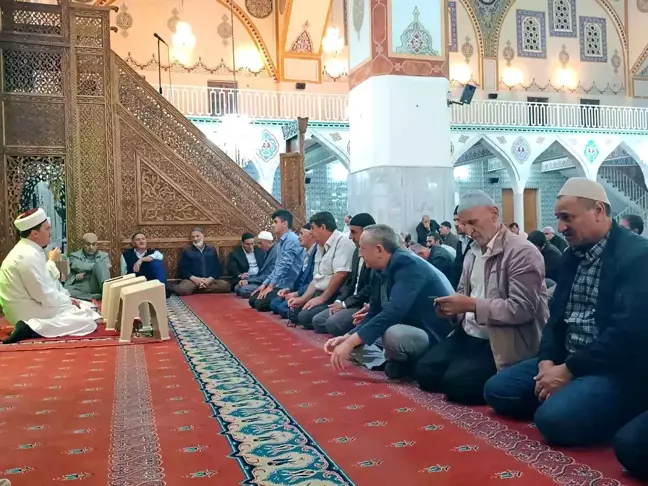 Vanlılar Mevlit Kandili'nde Camilere Akın Etti