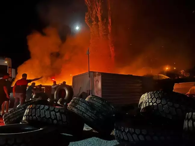 Çatalzeytin'deki yol şantiyesinde çıkan yangında 2 konteyner kullanılamaz hale geldi
