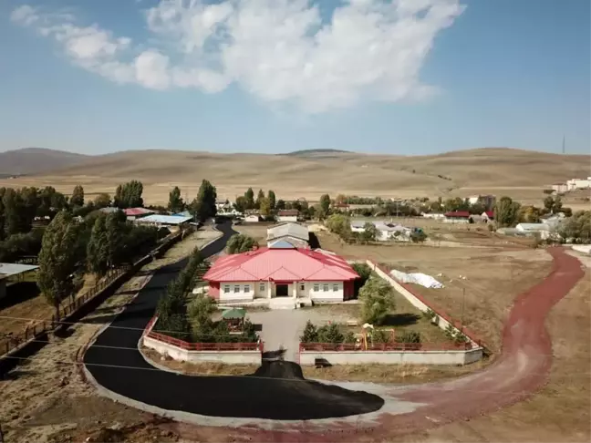 Ardahan Valisi Hayrettin Çiçek'in Destekleriyle Çıldır Anaokulu Yolu Asfaltlandı