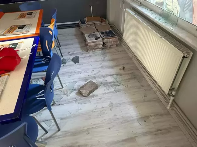 Çanakkale'de AK Parti Mahalle Seçim Ofisinin Camları Taş Atılarak Kırıldı