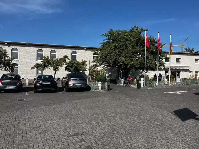 Almanya'da cami taşlı saldırıya uğradı
