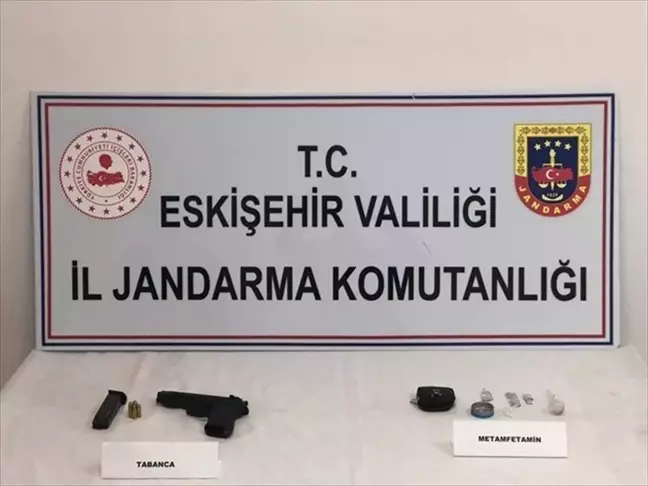 Eskişehir'de trafik kazasında uyuşturucu ve silah bulundu