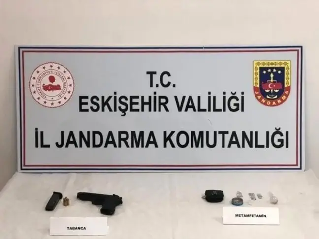 Eskişehir'de trafik kazasında uyuşturucu ve silah ele geçirildi